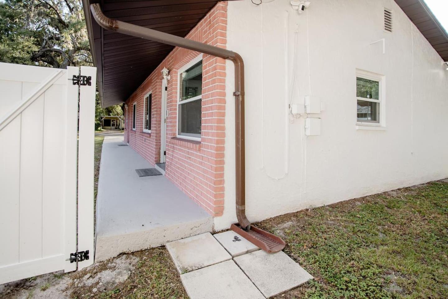 Walk Everywhere! 1-Bedroom Gem In Downtown Hub New Port Richey Bagian luar foto